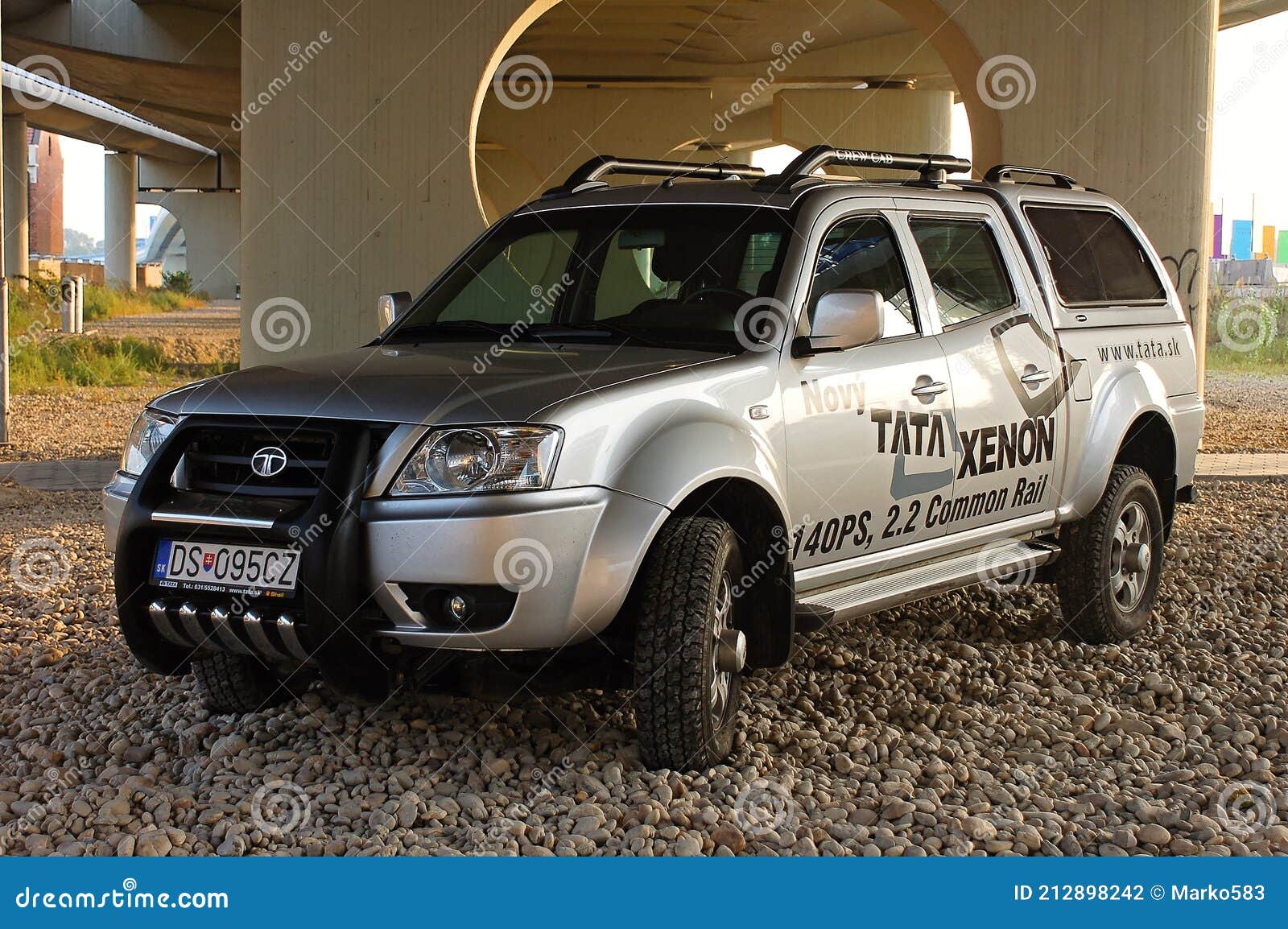 Пикап ксенона tata motors редакционное фотография. изображение  насчитывающей двигатель - 212898242