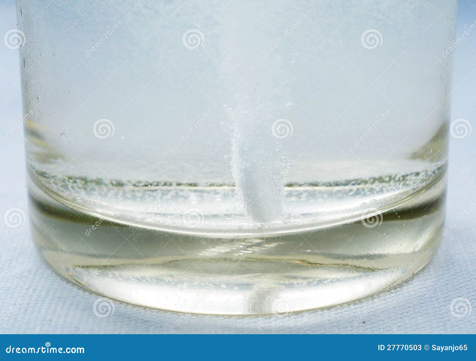 Туалетная вода растворяется в воде. Растворение. Растворение стекла в воде. Стекло растворяется в воде. Плавиковая кислота стаканы.
