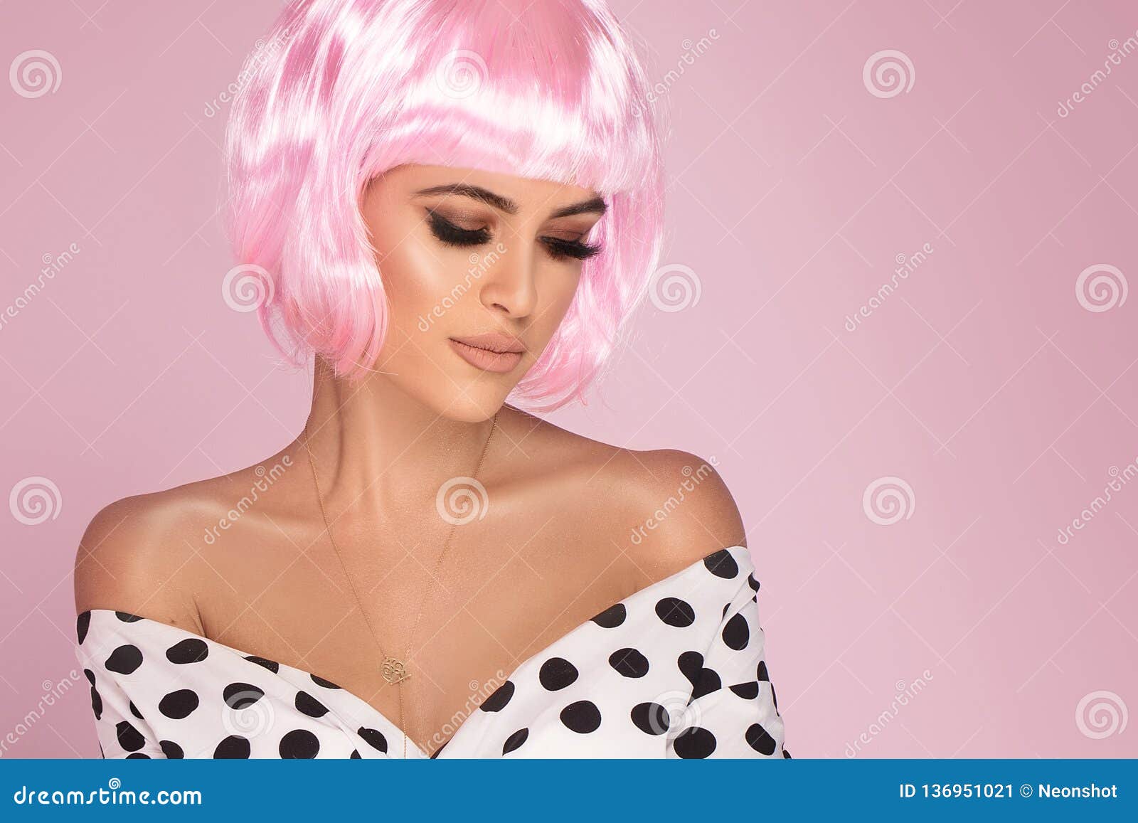 Pink Kachaetsya Korotkaya Zhenshina Stilya Prichesok Stokovoe Izobrazhenie Izobrazhenie Naschityvayushej Pink Korotkaya 136951021