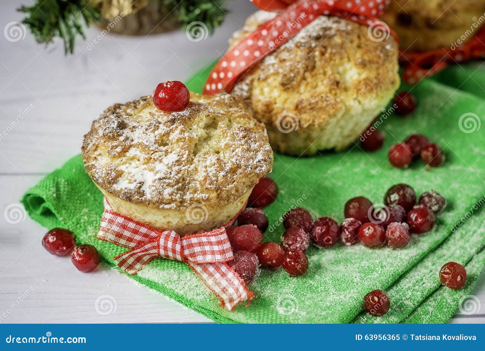 Пирожные с клюквой