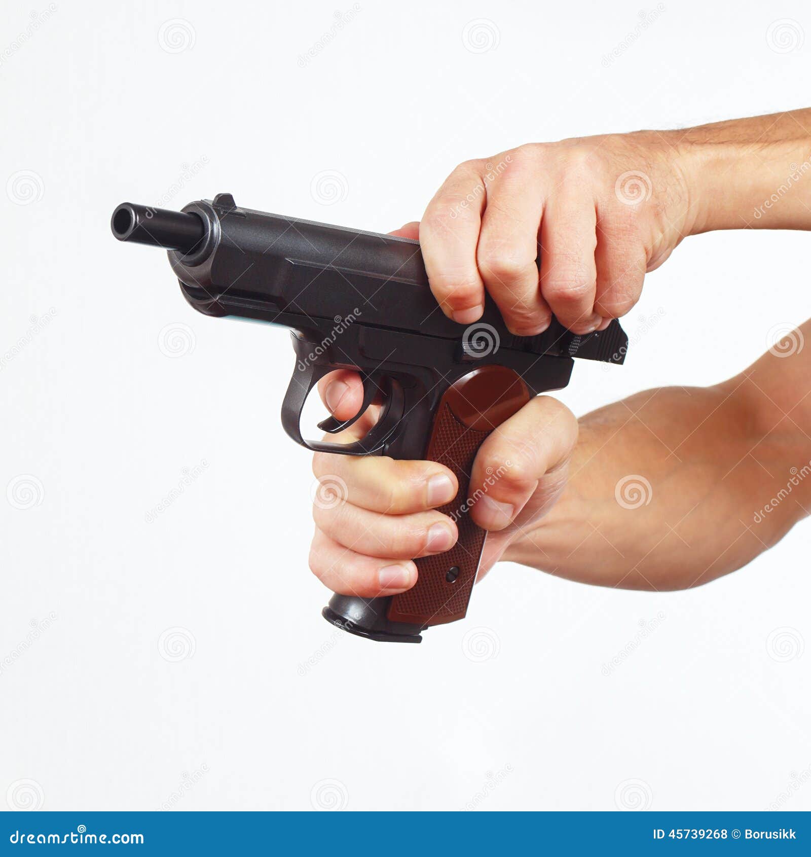 заряженный пистолет. прикрученные пистолеты к рукам. дэниел рэдклифф пушки акимбо. перезаряжает пистолет. дэниел рэдклифф фильм пушки акимбо.