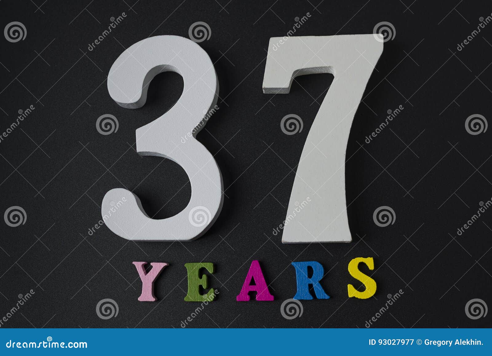 Число 37. 37 золотая цифра на прозрачном фоне. Обои с числом 38. Клипарт золотые цифры на прозрачном фоне. Мне сегодня 37 лет прикольные.