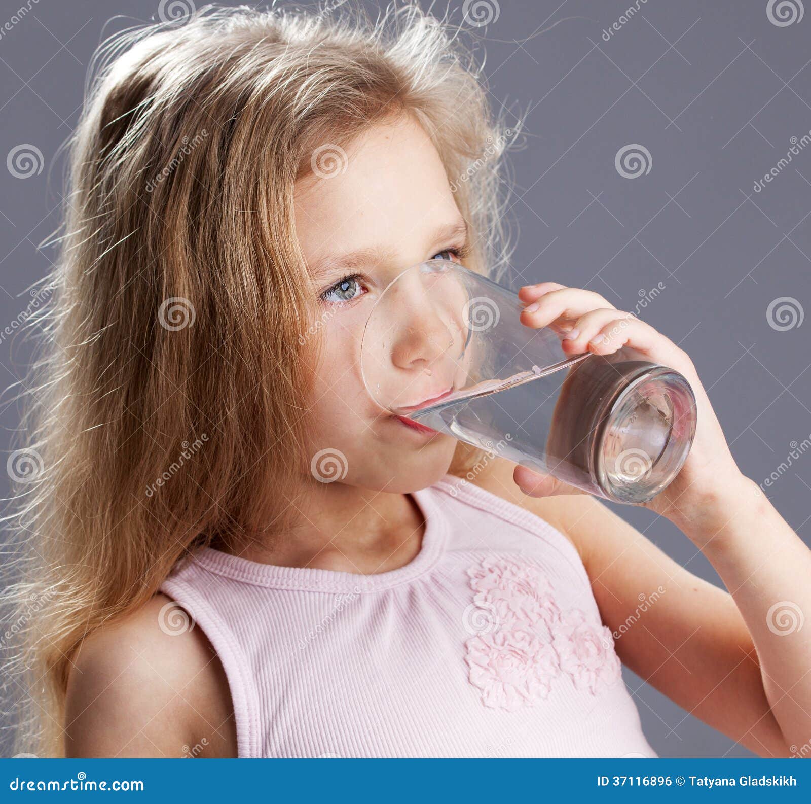 Включи девочка воды. Девочка пьет. Девочка пьет воду. Ребенок пьет воду. Ребенок пьет воду из стакана.