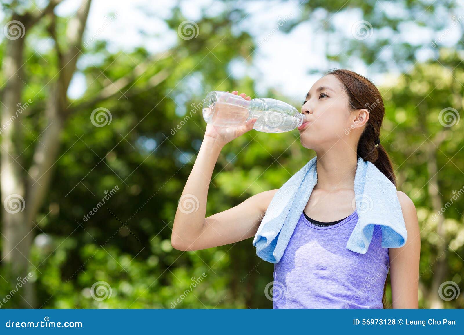 Игры пить воду. Девушка пьет воду. Японец пьет воду. Женщина пьет воду из бутылки. Человек пьет воду.