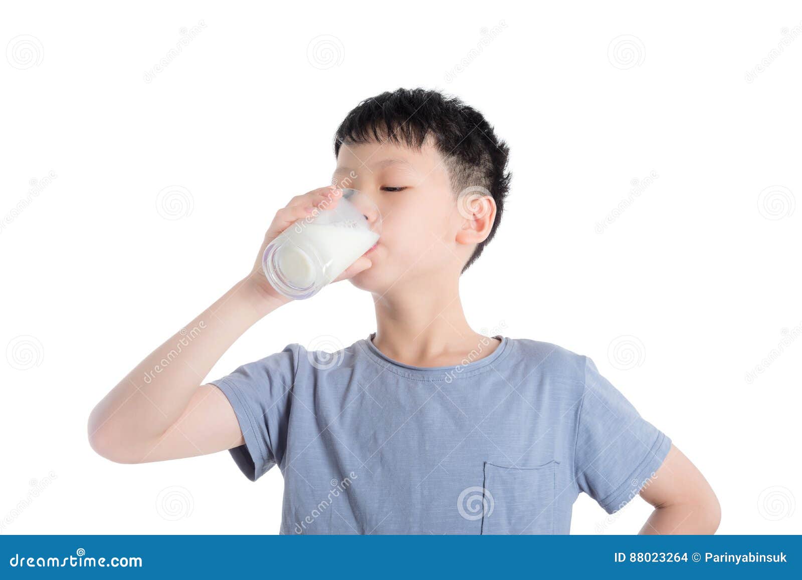 Пьет молоко на английском. Мальчик пьет молоко. Мальчик пьет на белом фоне. Ребенок пьет молоко. Мальчик с молоком.