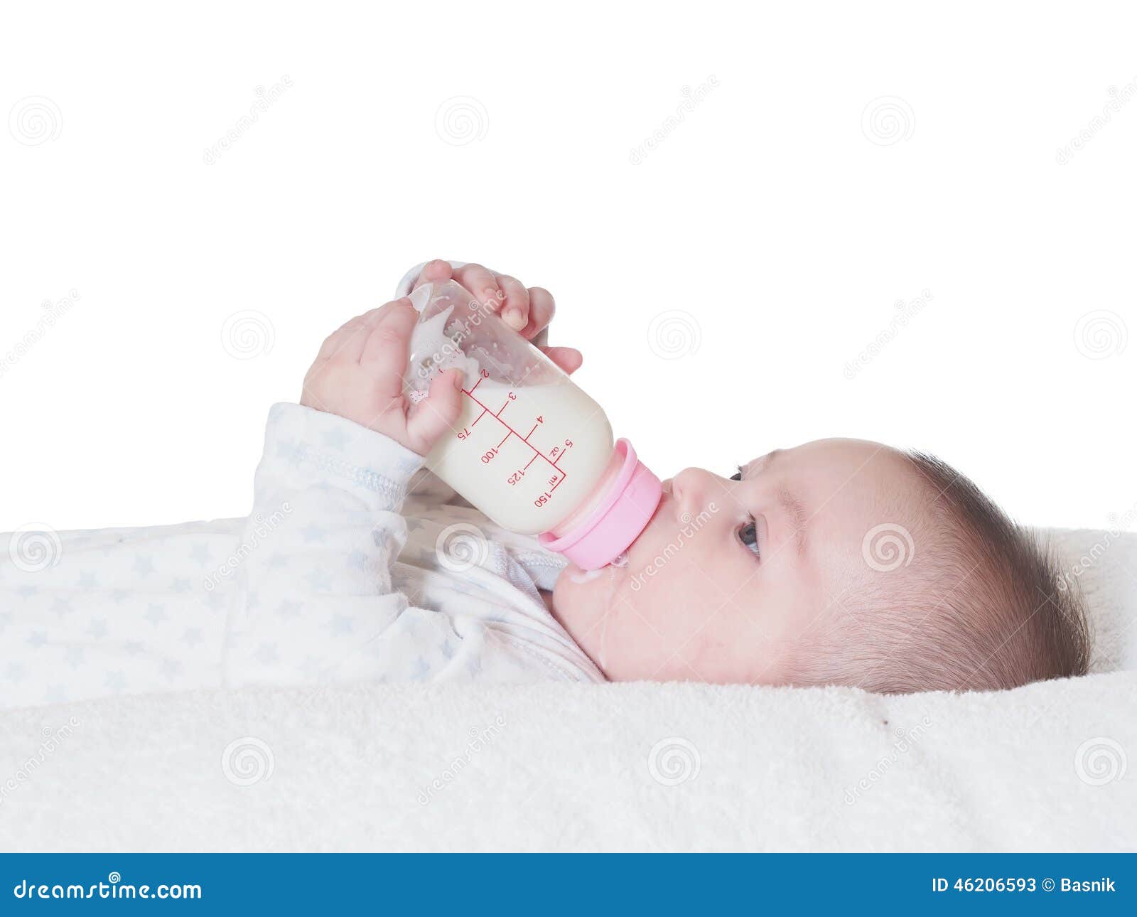 Съесть бутылочку. Ребенок с бутылкой молока. Младенец с бутылочкой. Маленькие бутылочки для детей. Малыш пьет молоко из бутылочки.