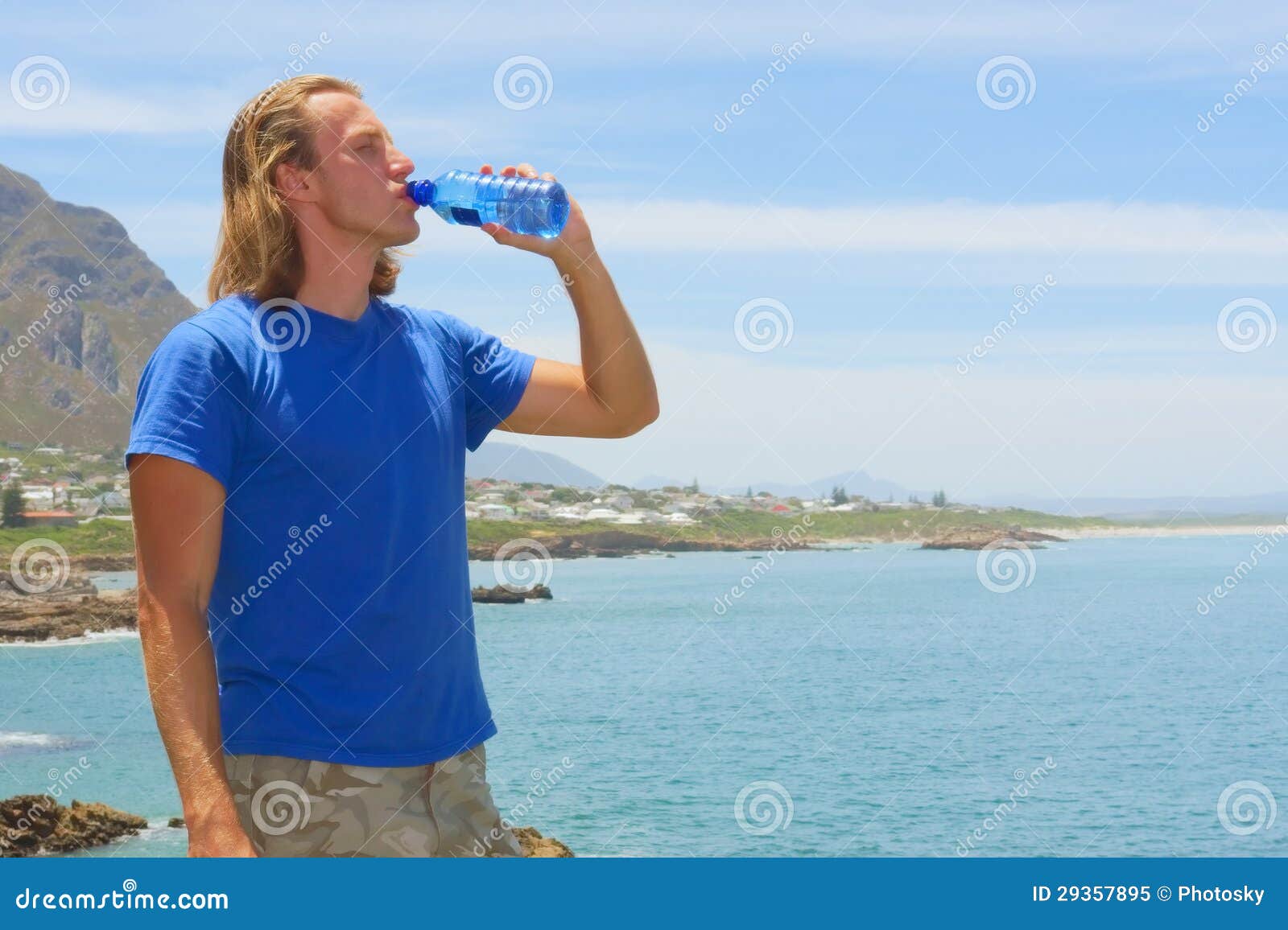Молодой попито. Мужчина пьет воду из бутылки. Парни на горе с бутылками воды. Человек пьющий воду в полный рост. Мужчина в полный рост пьет воду.