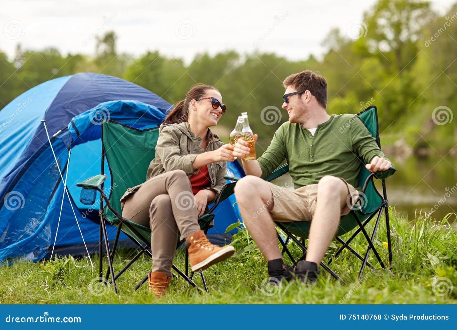 She is at camp. Счастливые пара в походе.