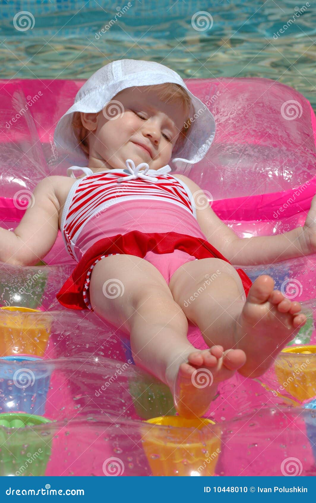 Мокрая плавка. Девочка на надувном матрасе. Девочка плавает на надувном. Дети купаются в бассейне. Девочки 10 лет в бассейне.