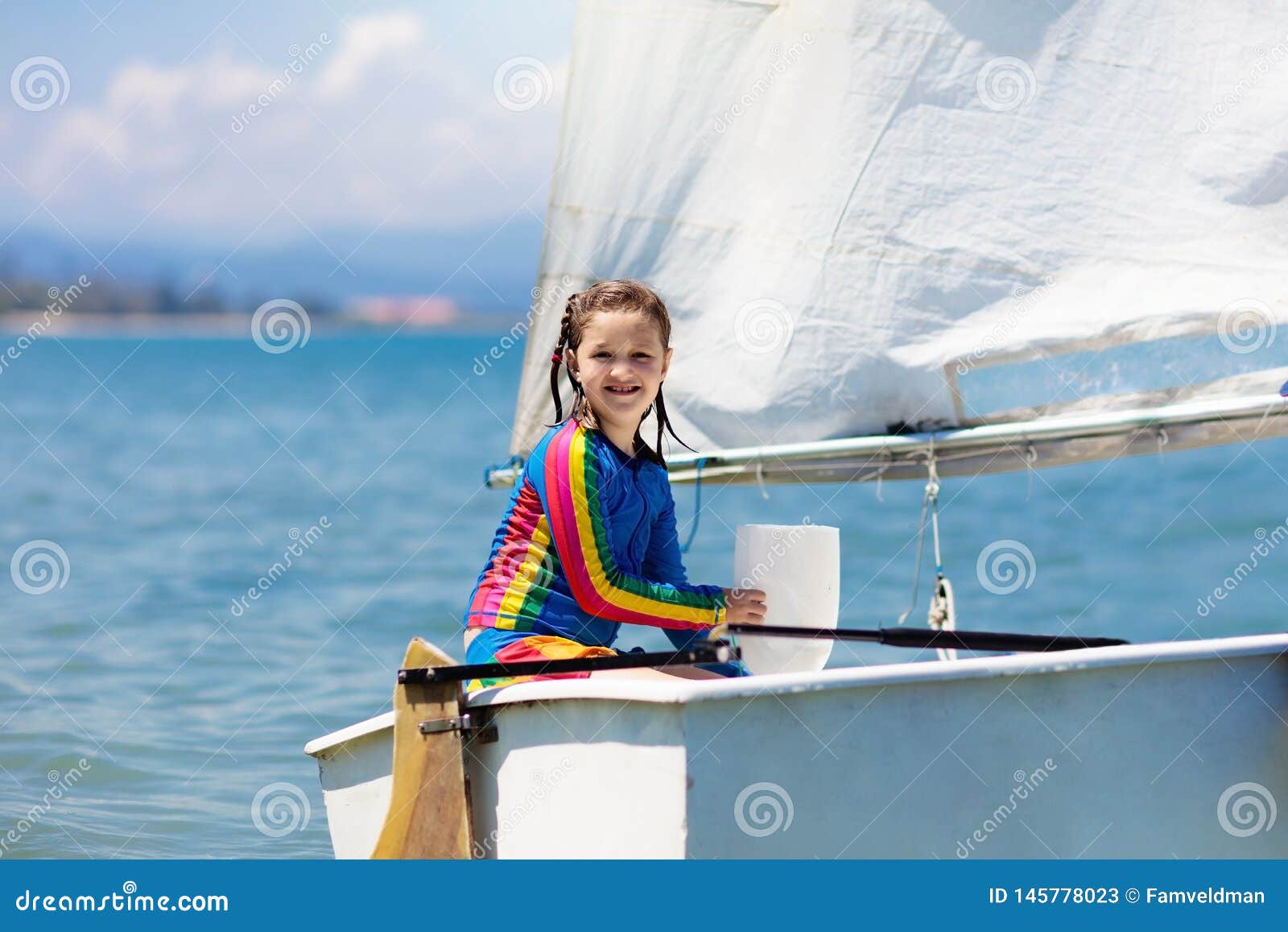 Young sail. Дети под парусом лета. Парус для детей. Ребенок на яхте оптимист. Мальчик задумался на яхте оптимист.