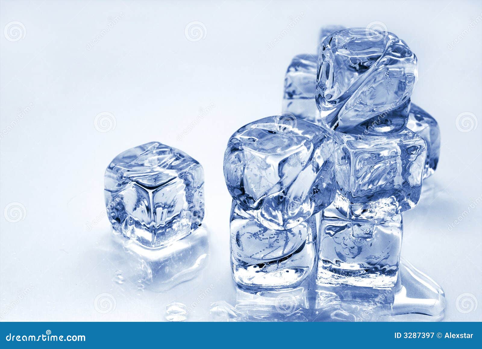 Кусочки льда песня. Кусок льда. Кубиковый лед. Кубики льда на черном фоне. Кубик льда тает.