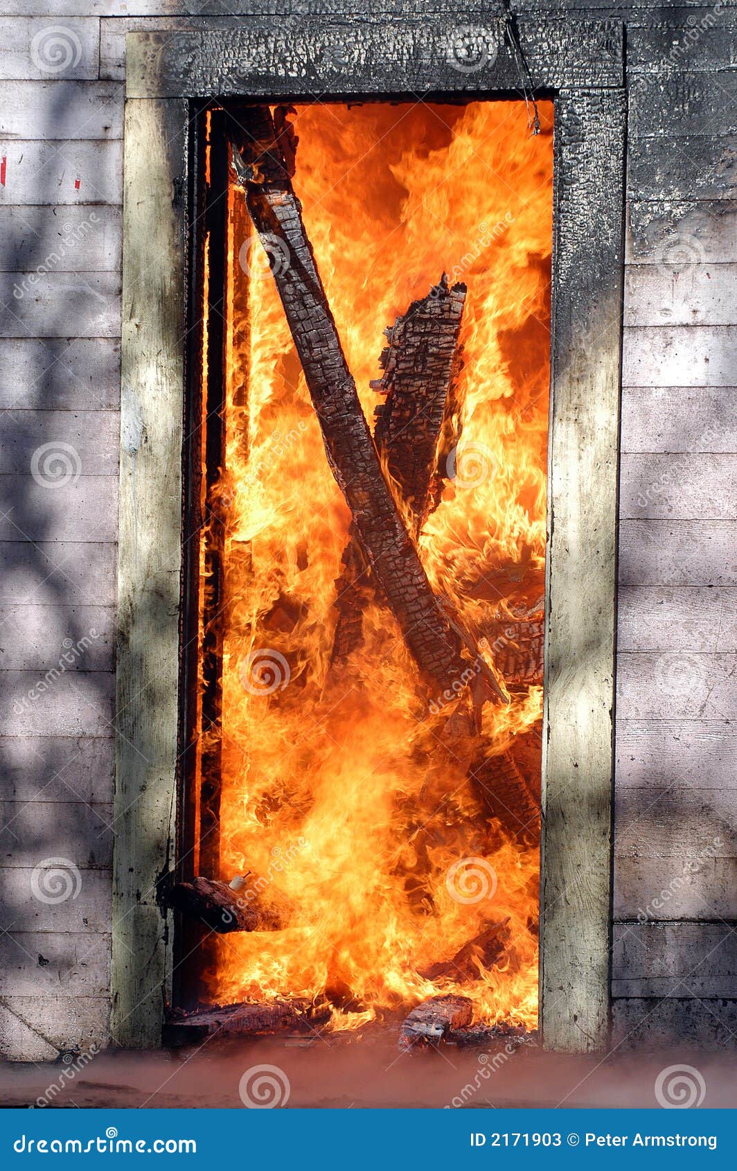 Сгорела двери. Горящая дверь. Дверь в огне. Поджог двери. Сгоревшая дверь.