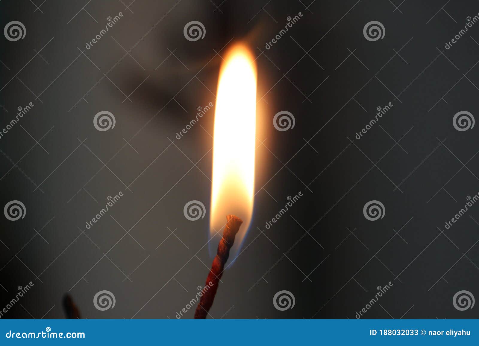 Огонь свечи на черном фоне