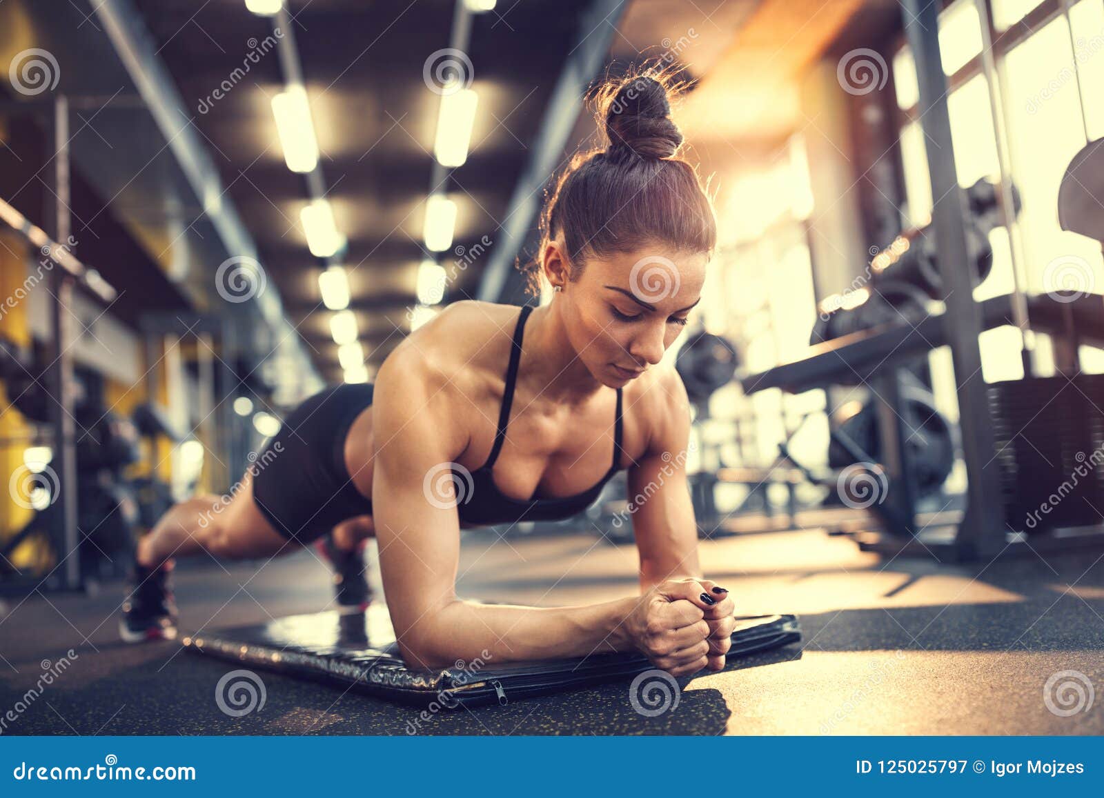 Девушки в спортзале