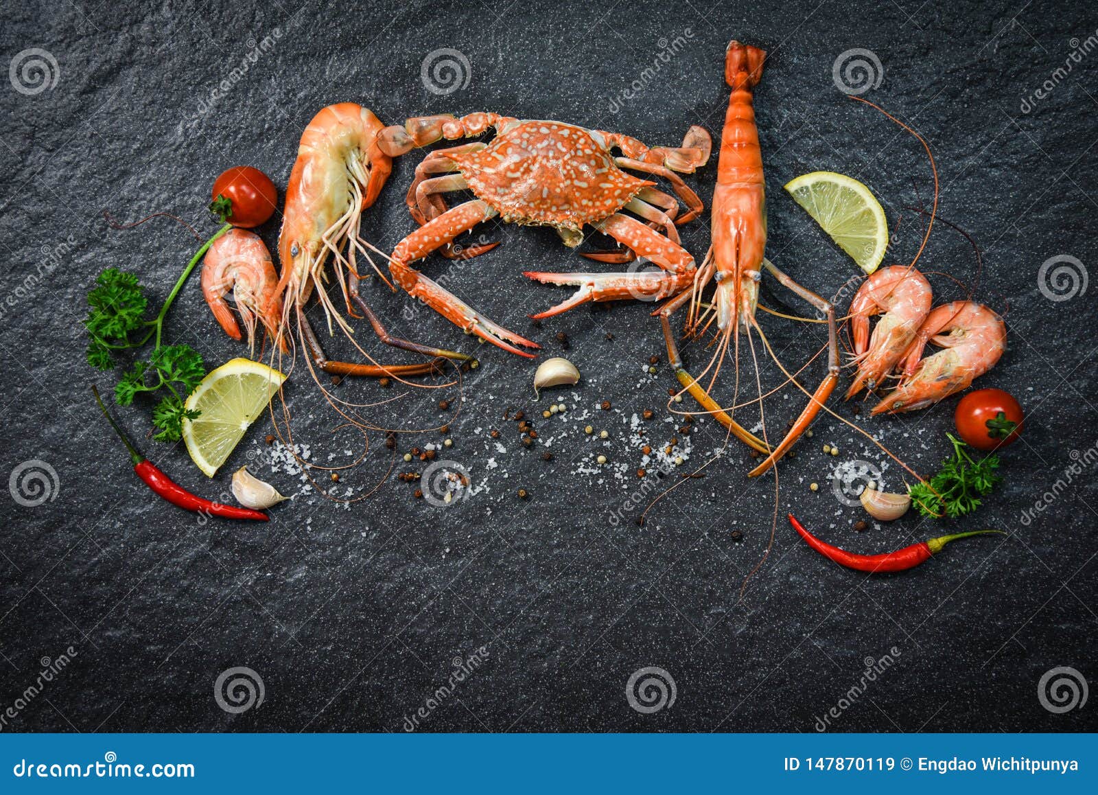 Морепродукты на черном фоне