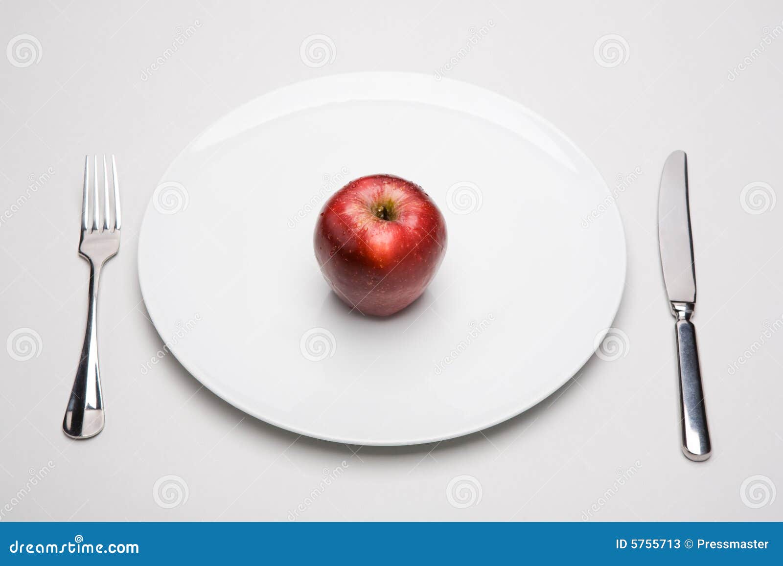 На тарелке лежат красные. Яблоко на тарелке. Красные яблоки на тарелке. Яблоко на белой тарелке. Тарелка с одним яблоком.