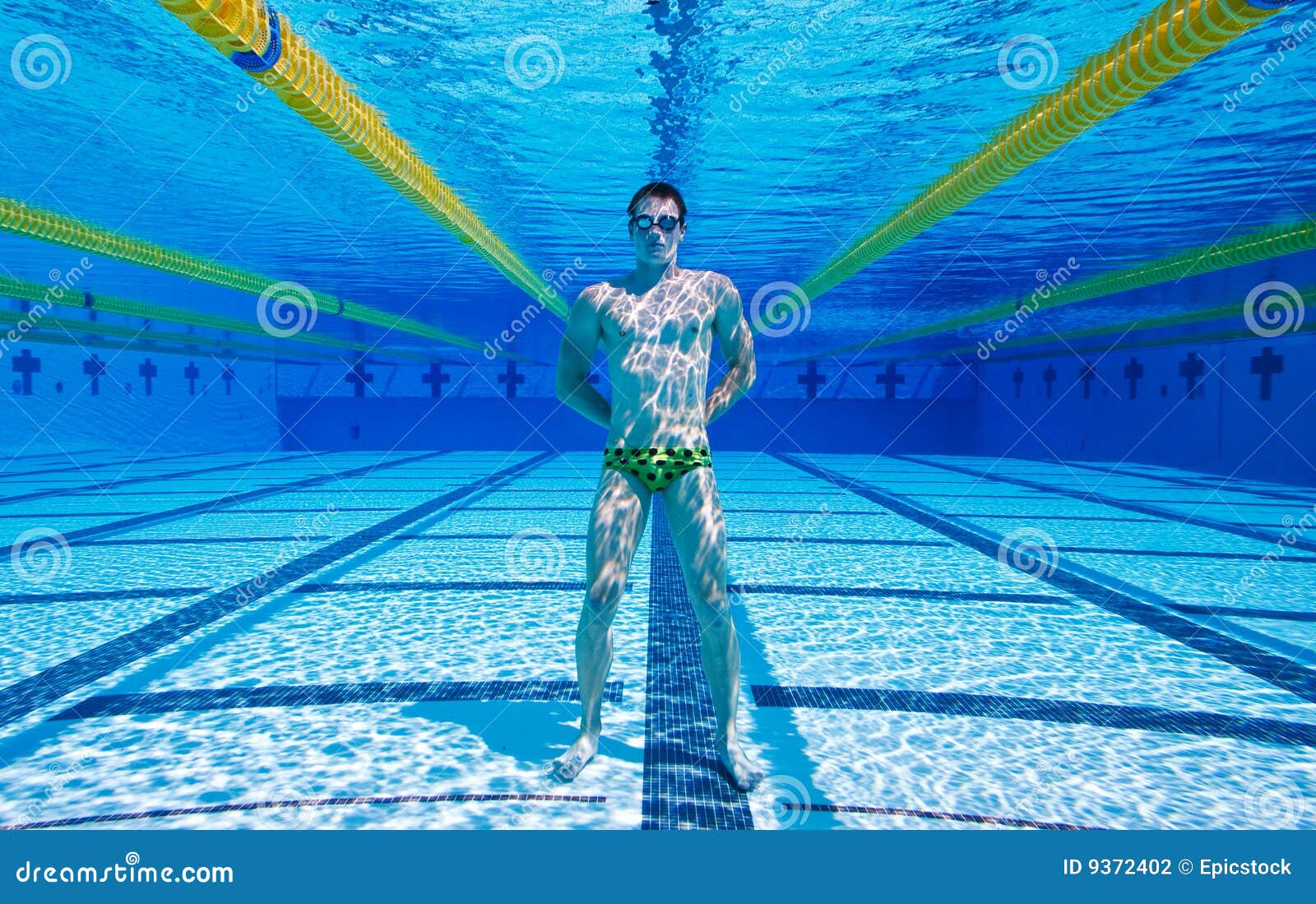 Лежать на дне бассейна. Дно бассейна. На дне бассейна. Человек на дне бассейна. Фото дна бассейна.