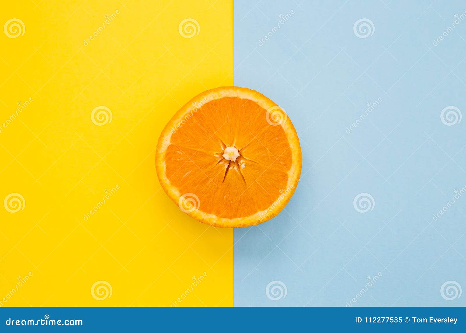 She likes oranges. Апельсин Минимализм. Апельсин на голубом фоне. Апельсин на ярком фоне. Апельсин на оранжевом фоне.