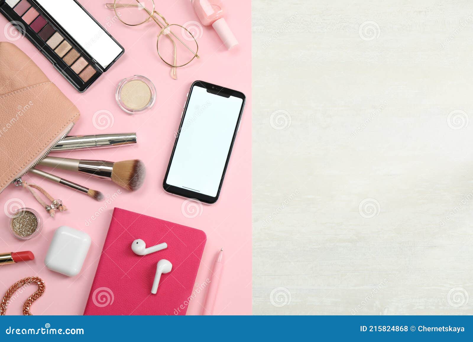 плоская композиция с аксессуарами для смартфона и косметики на белом столе  для текста Стоковое Фото - изображение насчитывающей тетрадь, бобра:  215824868