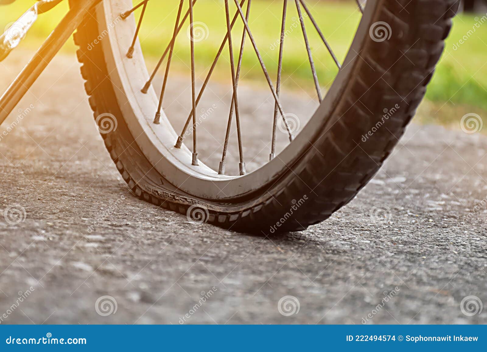 плоское велосипедное колесо Стоковое Фото - изображение насчитывающей цикл, предмет: 222494574
