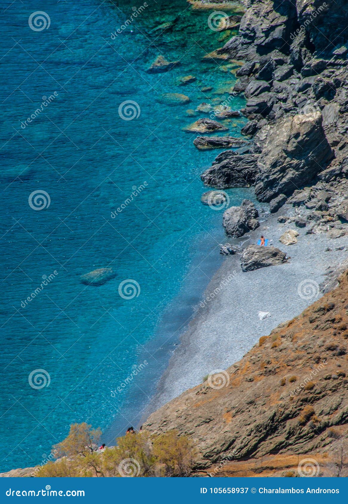 Конкурс нудисты Пляж нудистов на острове Astypalaia в Греции Стоковое Изображение -  изображение насчитывающей одичало, воды: 105658937