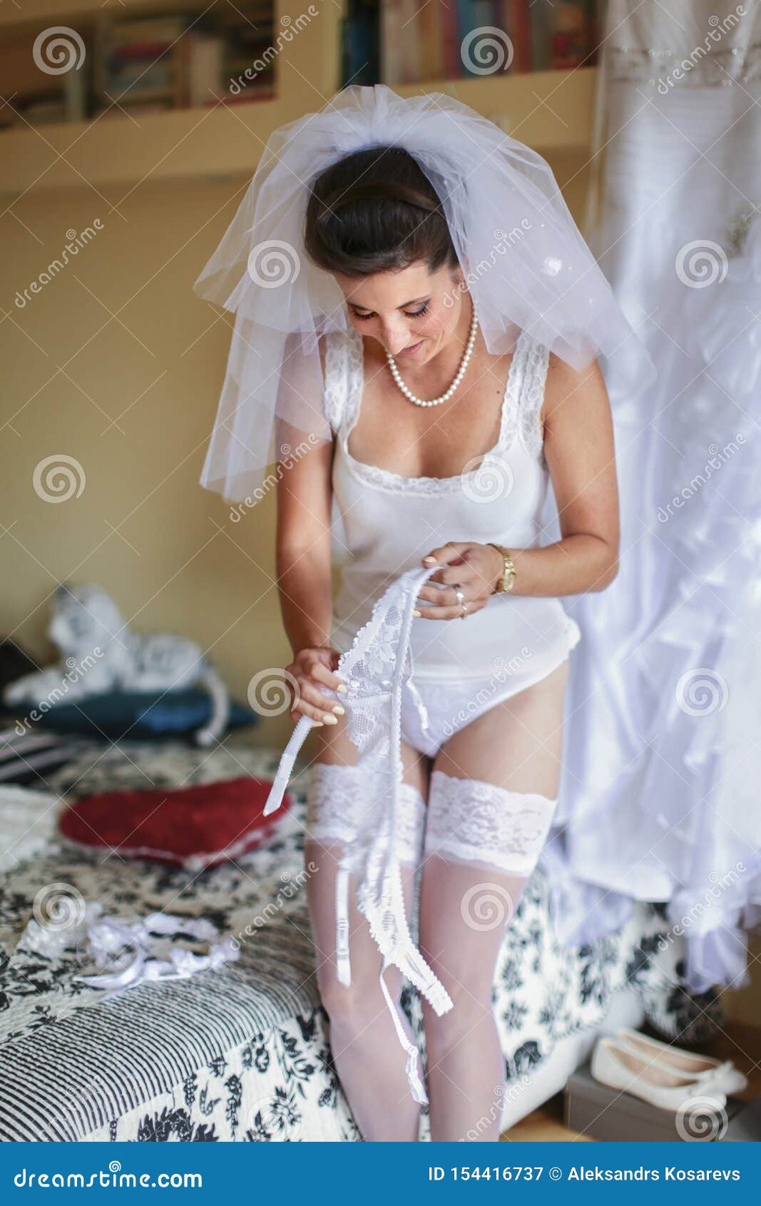 Жених Пристает К Невесте В Нижнем Белье Перед Свадьбой