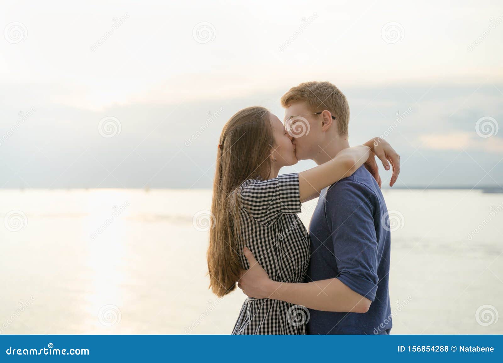 Скачать Фото Парень И Девушка Целуются