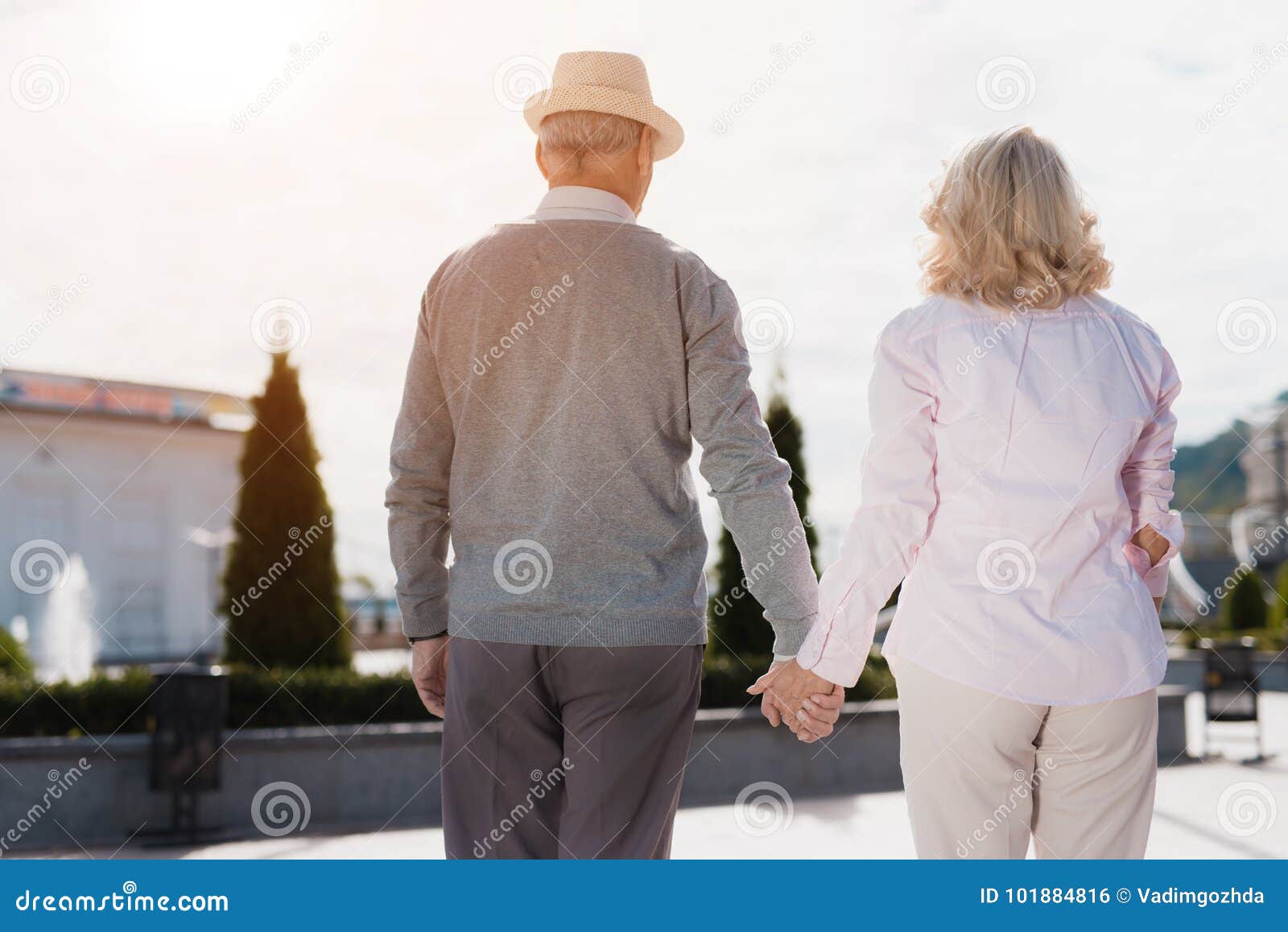 Пожилые держатся за руки. Старики идут за руку. Пожилая пара за руки. Пожилые мужчина с женщиной держатся за руки. Пожилые мужчина и женщина идут за руку.