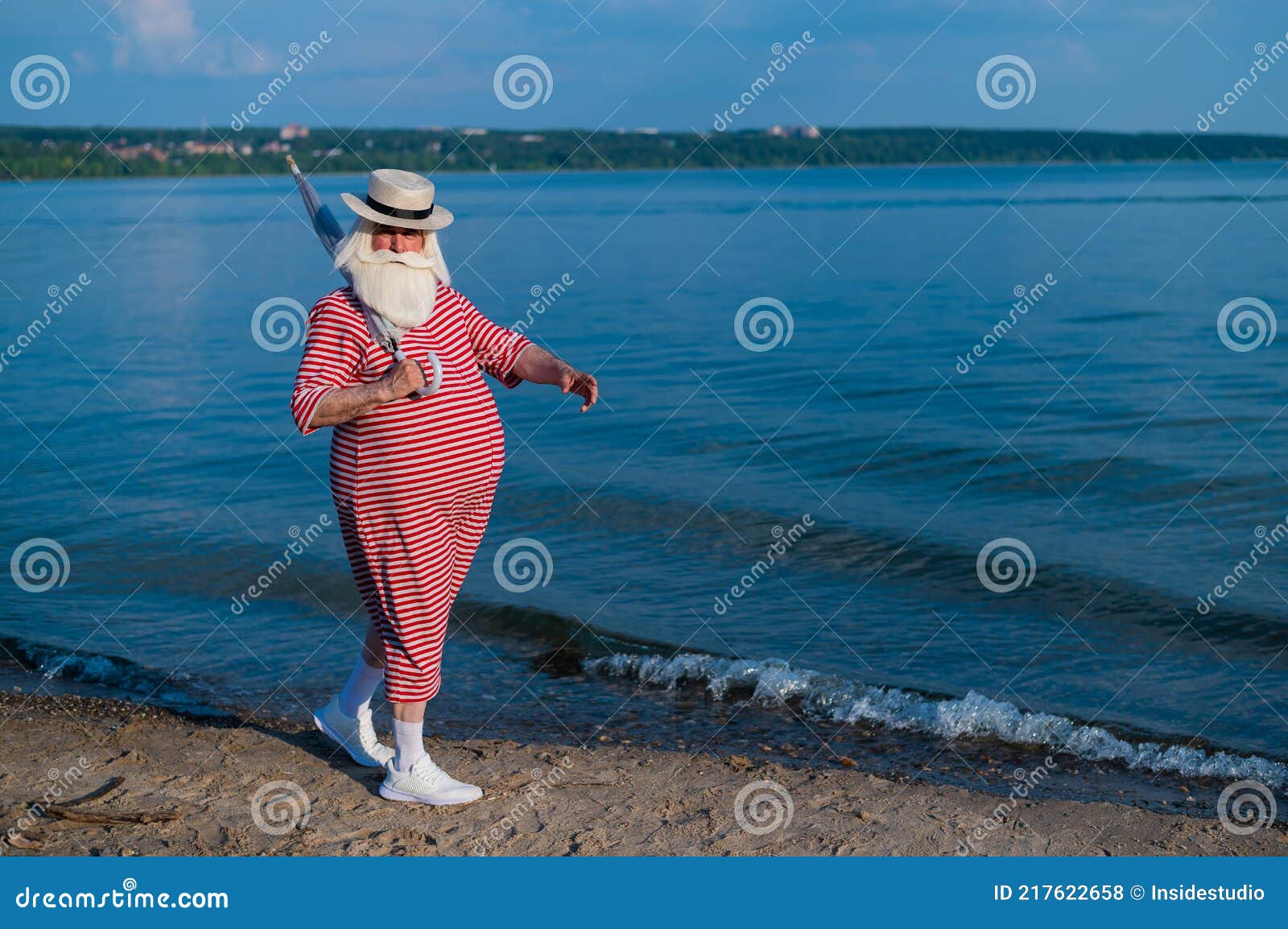 пожилой мужчина в классическом купальнике ходит по пляжу с зонтом в жаркий  летний день Стоковое Фото - изображение насчитывающей кавказско, дед:  217622658