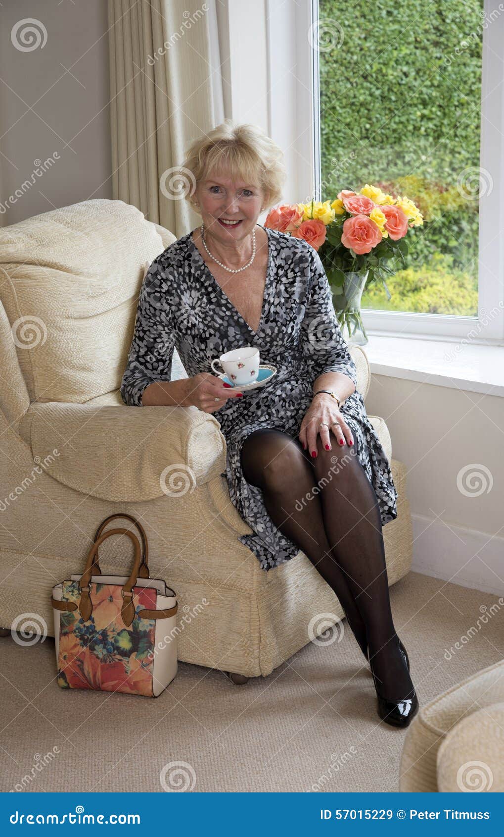 Пожилая дама сидя в чае стула выпивая Стоковое Изображение - изображение  насчитывающей изображение, место: 57015229