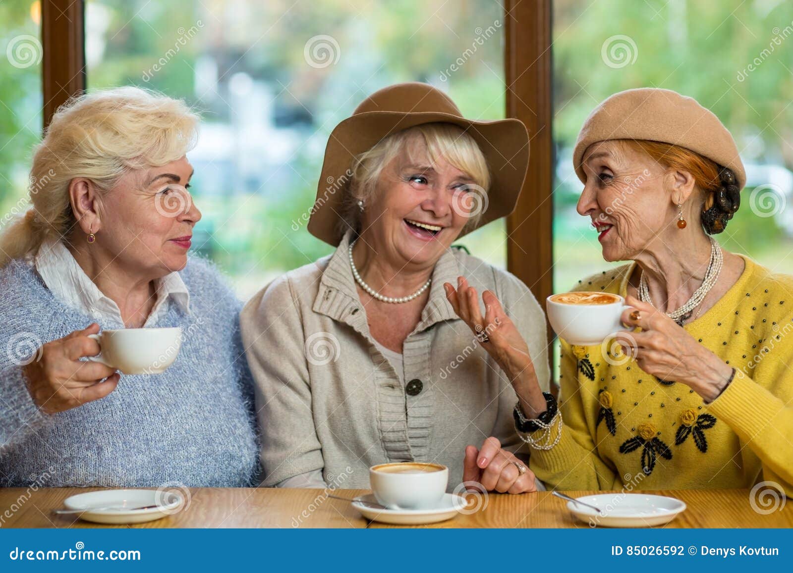 Пожилые дамы в усмехаться кафа Стоковое Фото - изображение насчитывающей :  85026592