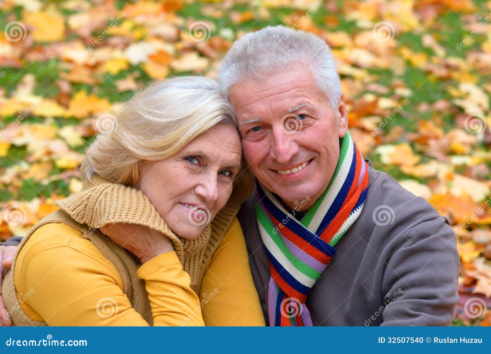 Фото пожилой пары в крокусе