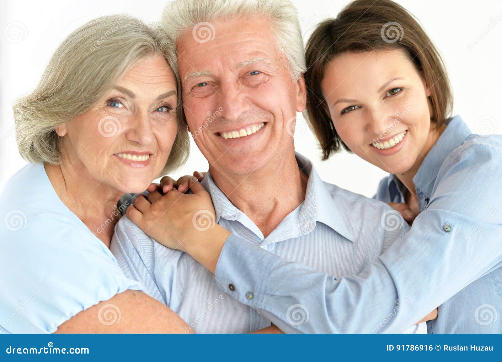 Пожилой отец и дочь. И взрослые для них. Семья взрослые дети. Взрослая дочь с родителями. И взрослые для них.