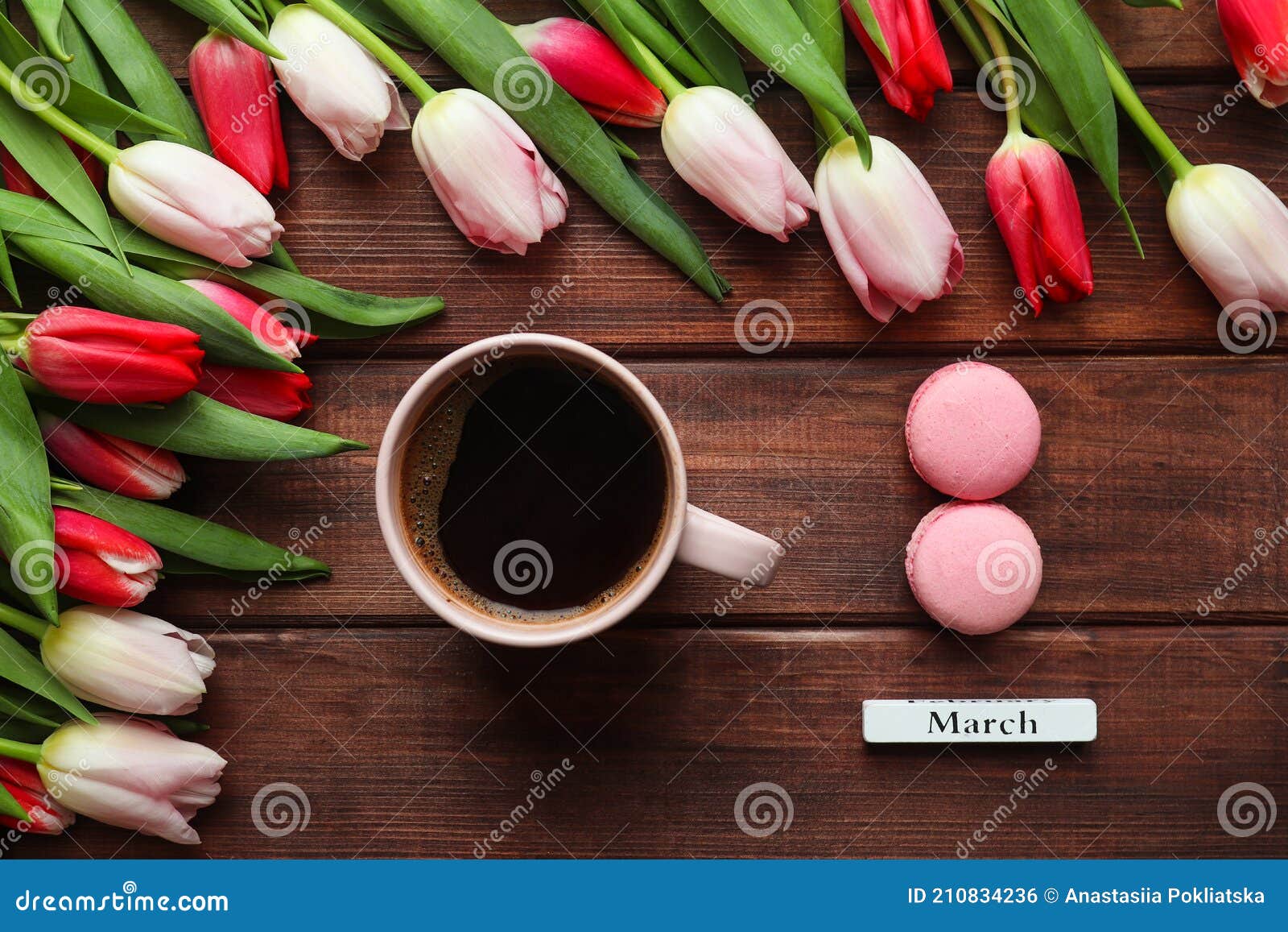 Поздравительная открытка женского дня. Прекрасный букет тюльпанов в чашкекофе из темного дерева и Eightshaped Macarons Стоковое Фото - изображениенасчитывающей марш, французско: 210834236