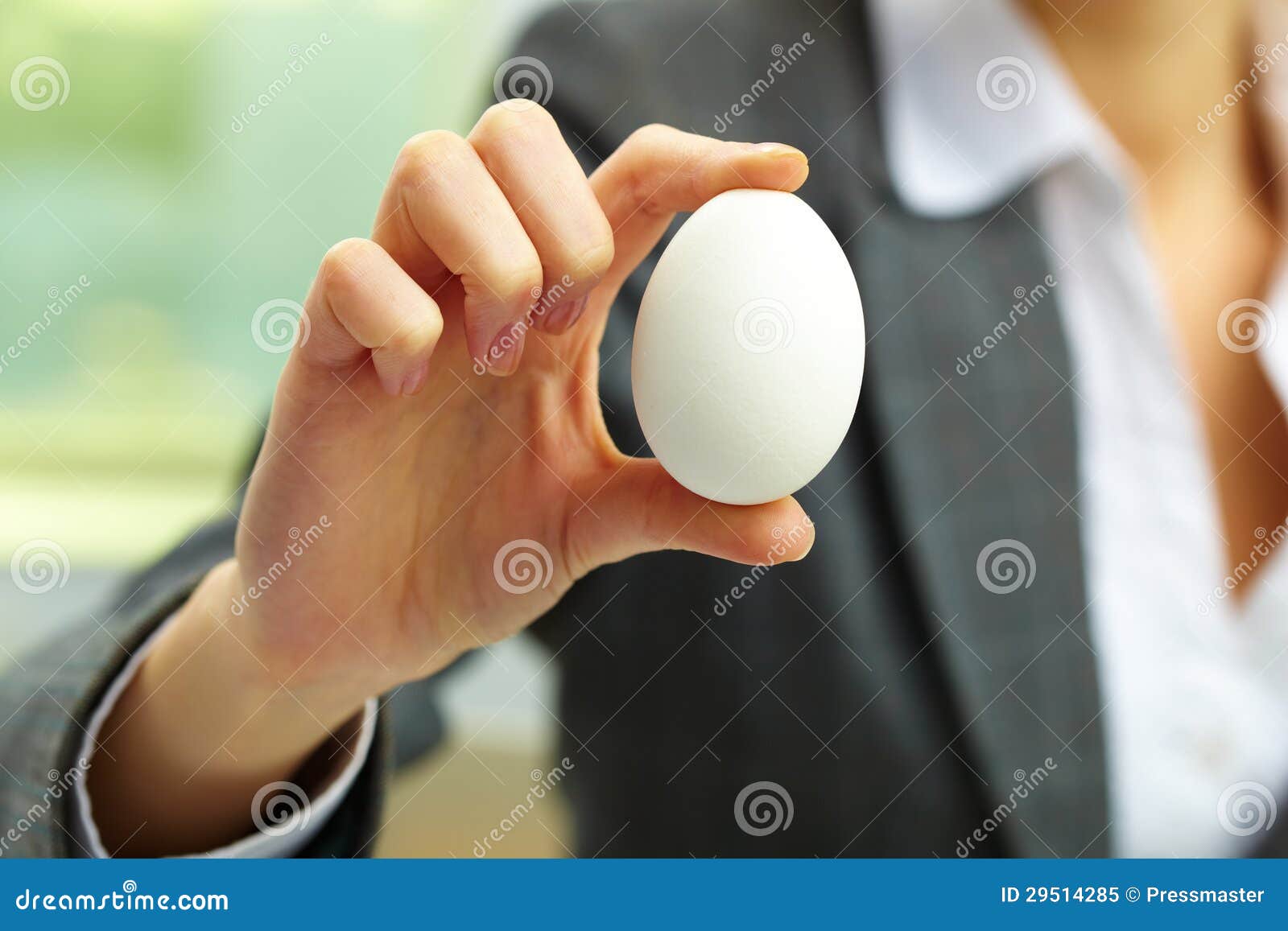 Яйца в руках женщины. Яйцо показывает лайк. Маленькие яйца в женской руке.