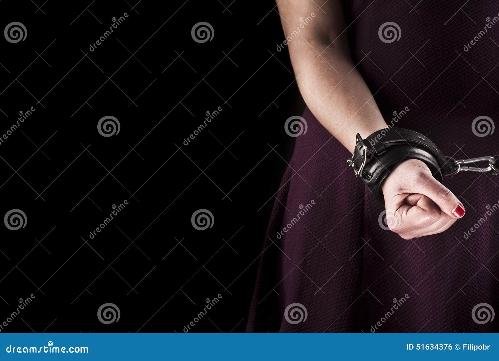 Парень надевает наручники