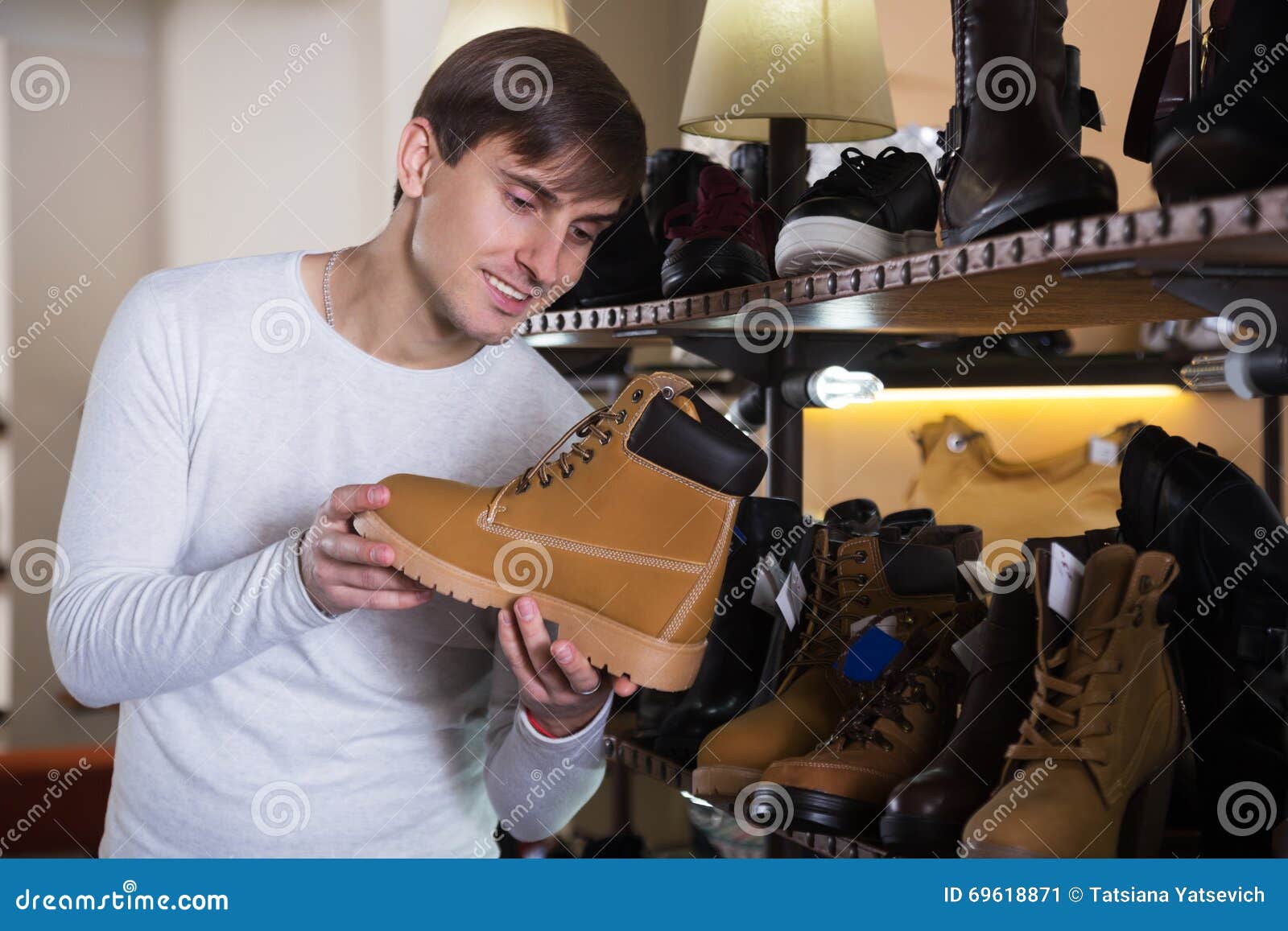 Мужчина выбирает обувь. Мужчина выбирает обувь в магазине. Мужчина выбирает обувь в магазин фото. Ведущий в обувном магазине.