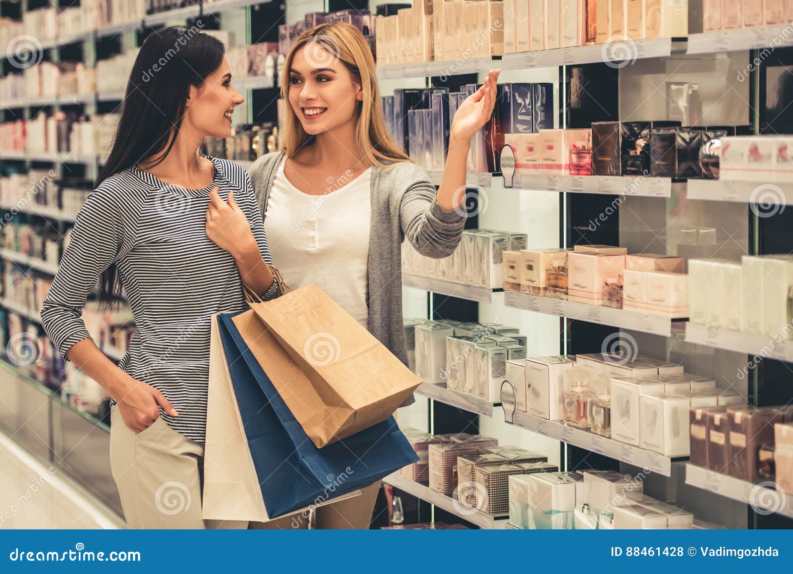 They like to go shopping. Женщина у прилавка с духами. Go shopping. Going shopping in the shopping Mall. Доikb стоковые картинки.