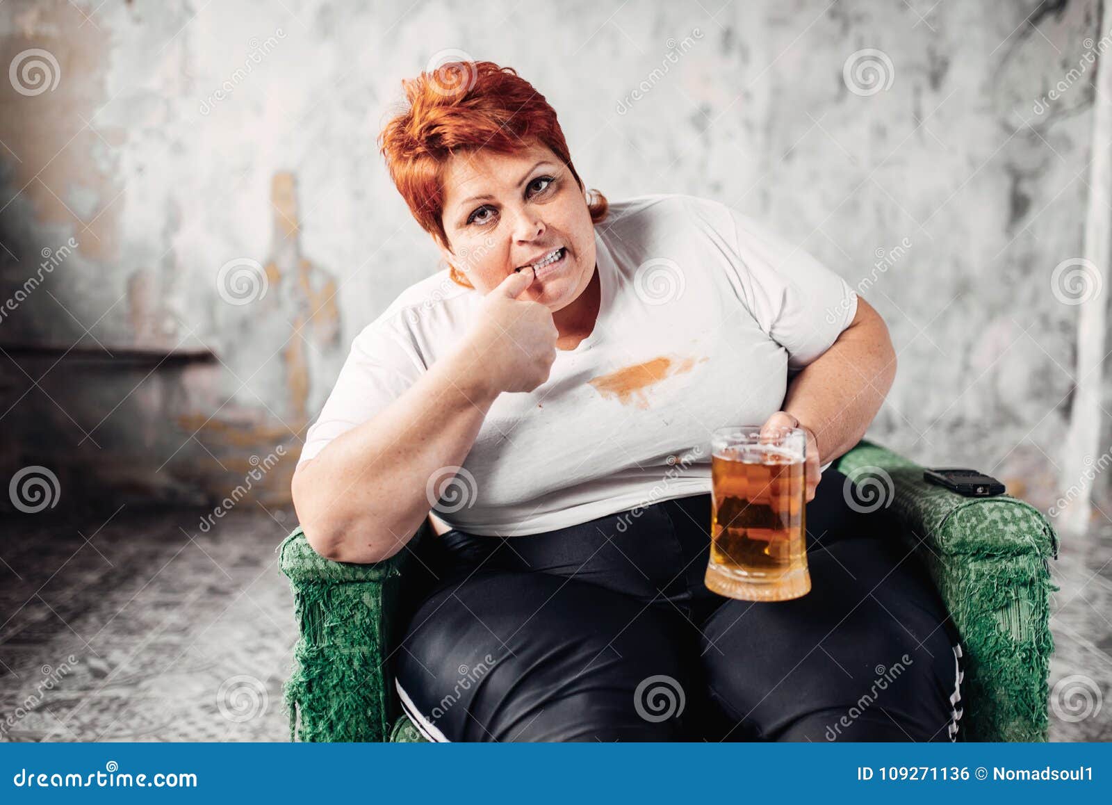 Старые жирные тетки. Женщина с пивом. Полная дама и пиво.