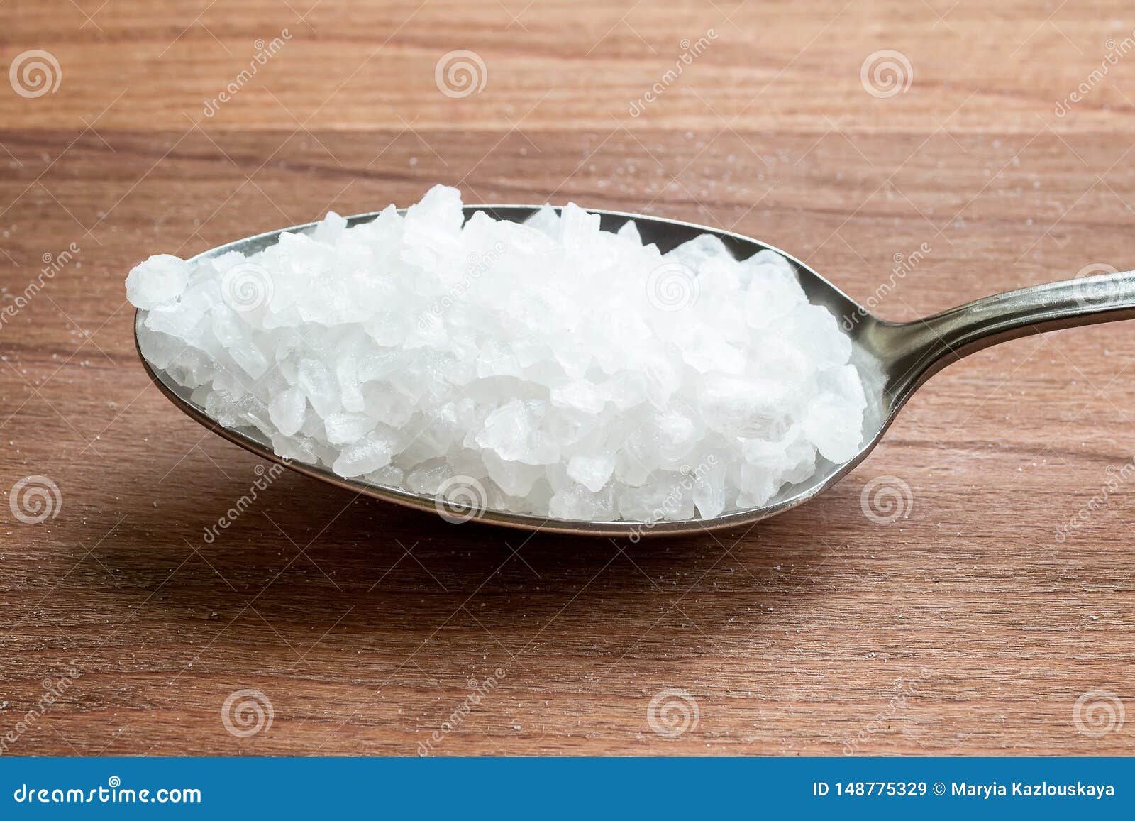 Крупная соль сколько в ложке. Ложка с сахаром на столе. Крупная соль ложка. Крупная соль кристаллами для еды. Крупная соль горка ложка.