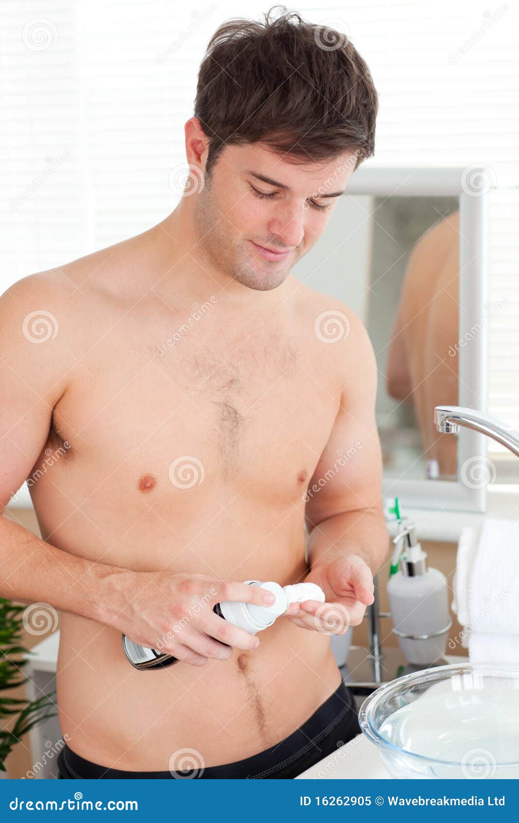 бреют ли мужчины живот