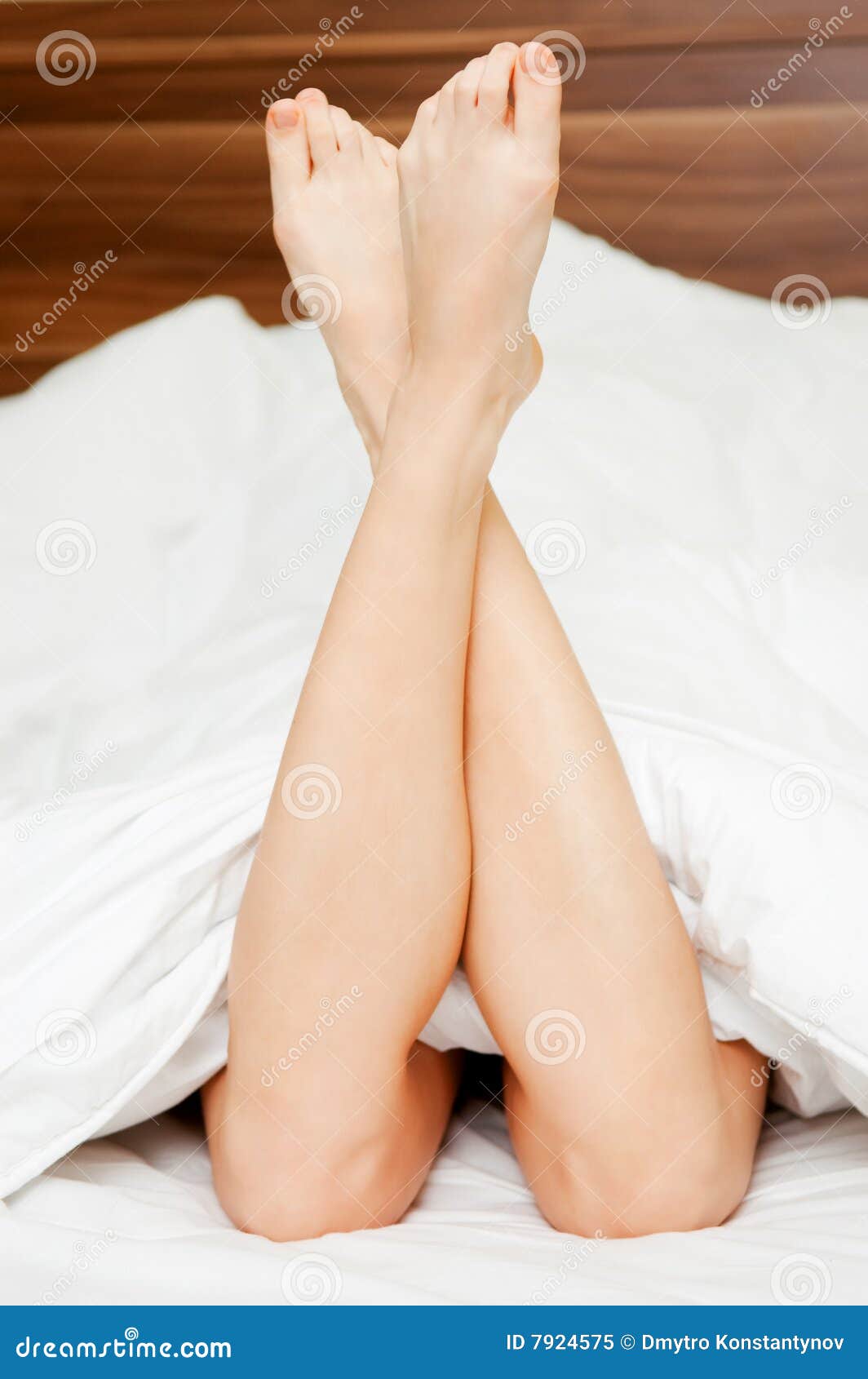 Бедра в постели. Ноги девушки в кровати. Женские ноги лежа. Красивые стопы девушек в кровати. Ножки для кровати.