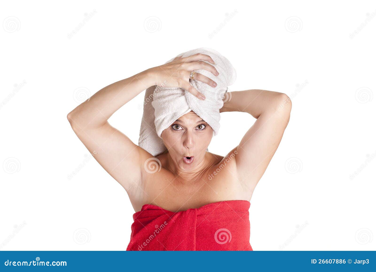 Полотенце на лоб. Девушка с полотенцем на голове. Мужчина с полотенцем на голове. Правка головы полотенцем. Накрыть голову полотенцем.