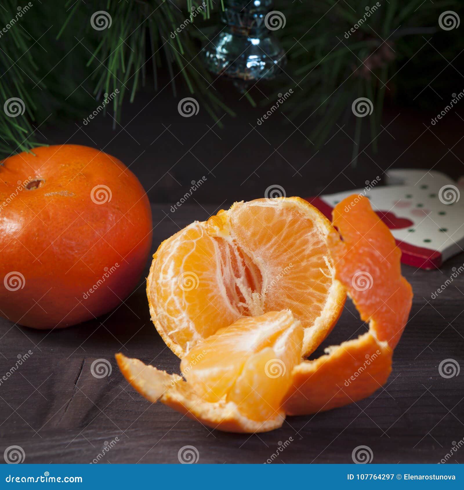 В пакете лежала мандарина. Полуочищенный мандарин. Мандарины лежат на столе. Мандарин на столе полуочищенный. Апельсин полуочищенный.