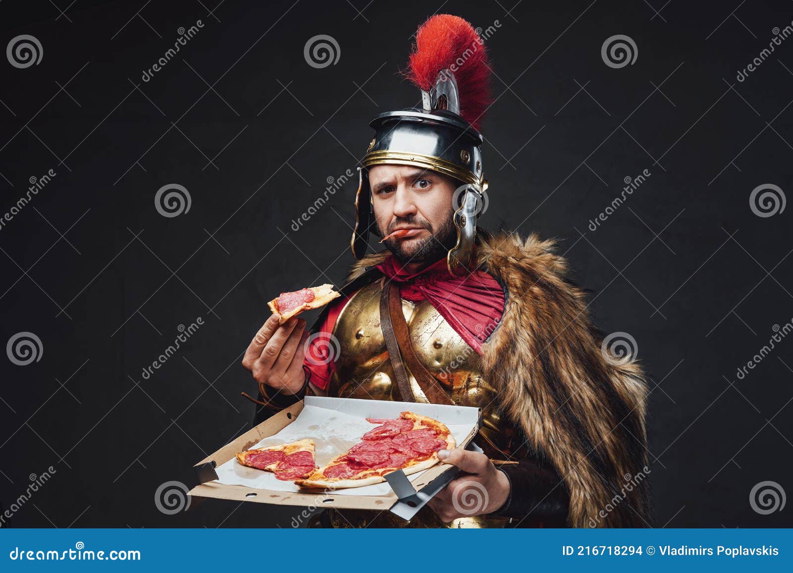 пораженный военный римлянин с кусочком и коробкой пиццы Стоковое Фото -  изображение насчитывающей персона, горизонтально: 216718294