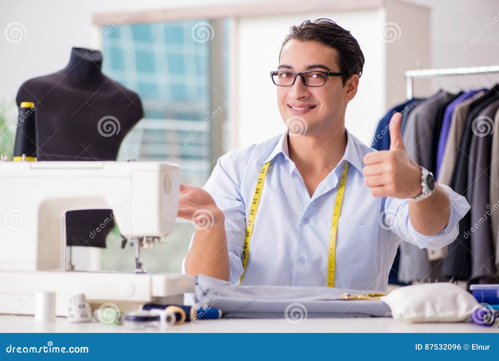 Кучеров портной. Мужчина за швейной машинкой фото. Девушка со швейной машинкой. Молодой портной. Девушка шьет.