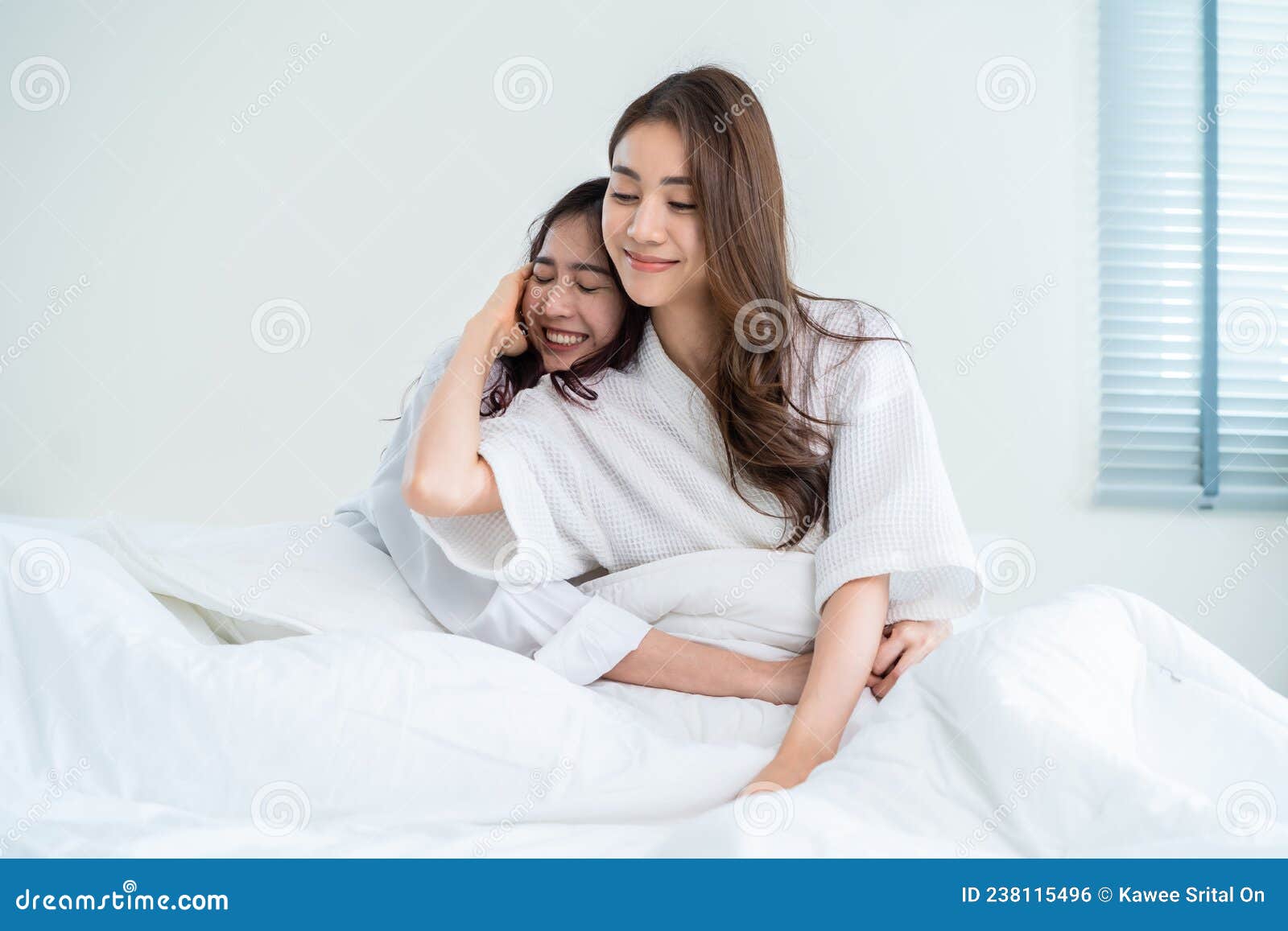 портрет азиатской молоденькой лесбиянки сидят на кровати и обнимают друг  друга. привлекательная романтичная девушка-подруга в пижа Стоковое Фото -  изображение насчитывающей подруга, счастливо: 238115496