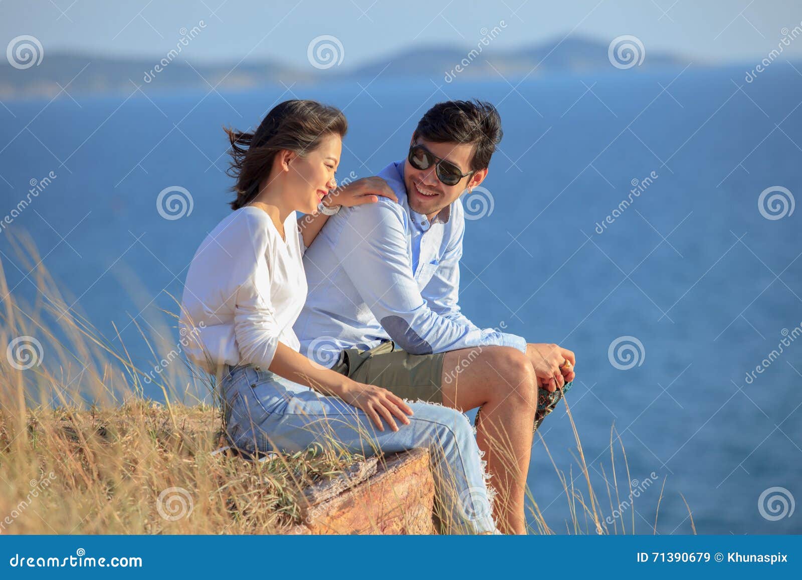 Расслабилась с другом. Мужчина и женщина спиной друг к другу. Расслабленная женщина с мужчиной. Счастье эмоция. Идеальная пара фото.