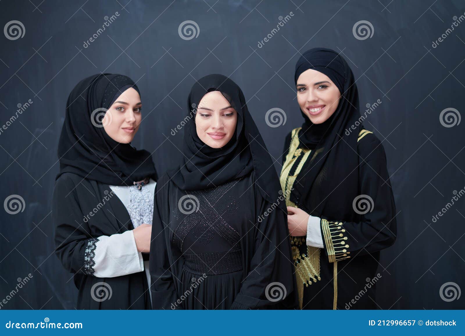 Портрет арабских женщин с наследственными традиционные одежды или Abaya Стоковое Изображение - изображение насчитывающей счастливо, совет: 212996657