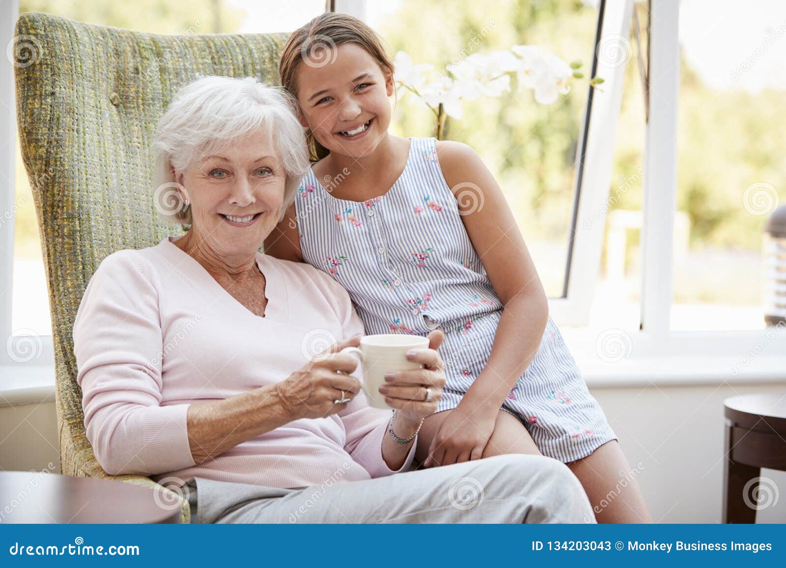Навещать бабушку на английском. Бабушка и внучка. Бабушка с внучкой идут. Современная бабушка и внучка. Навещать бабушку.